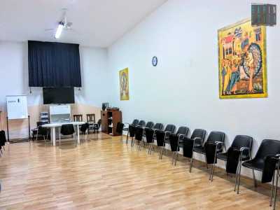 L'aula adibita a cinema e teatro